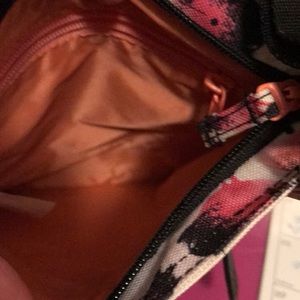 Dakine Bags - Beautiful Crossbody DAKINE Purse never used!! Dakine Bags - Beautiful Crossbody DAKINE Purse never used!!